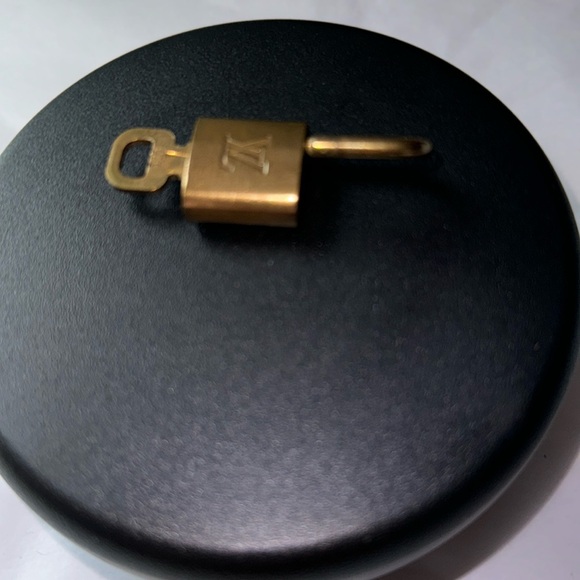 Louis Vuitton 🔐 Lock & Key, #323, GUC - Picture 4 of 8